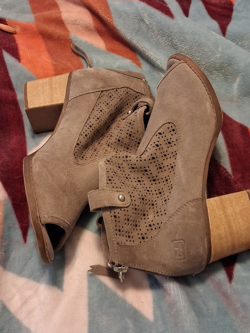 Dirty Laundry Size 8 Women’s Taupe Suede Cutout Ankle Shooties